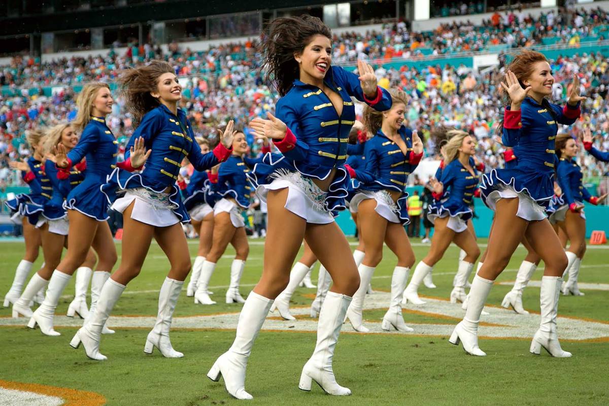 Miami-Dolphins-cheerleaders-450p77_1511223865_Cowboys_at_Dolphins.jpg