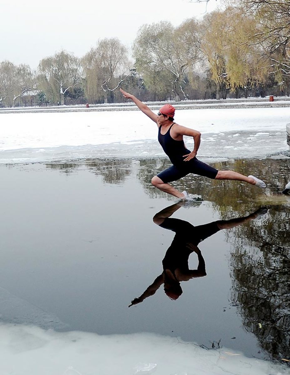 winter-swimming-499386080.jpg