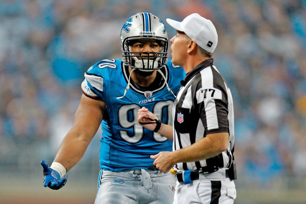 2011-1124-Ndamukong-Suh-referee.jpg