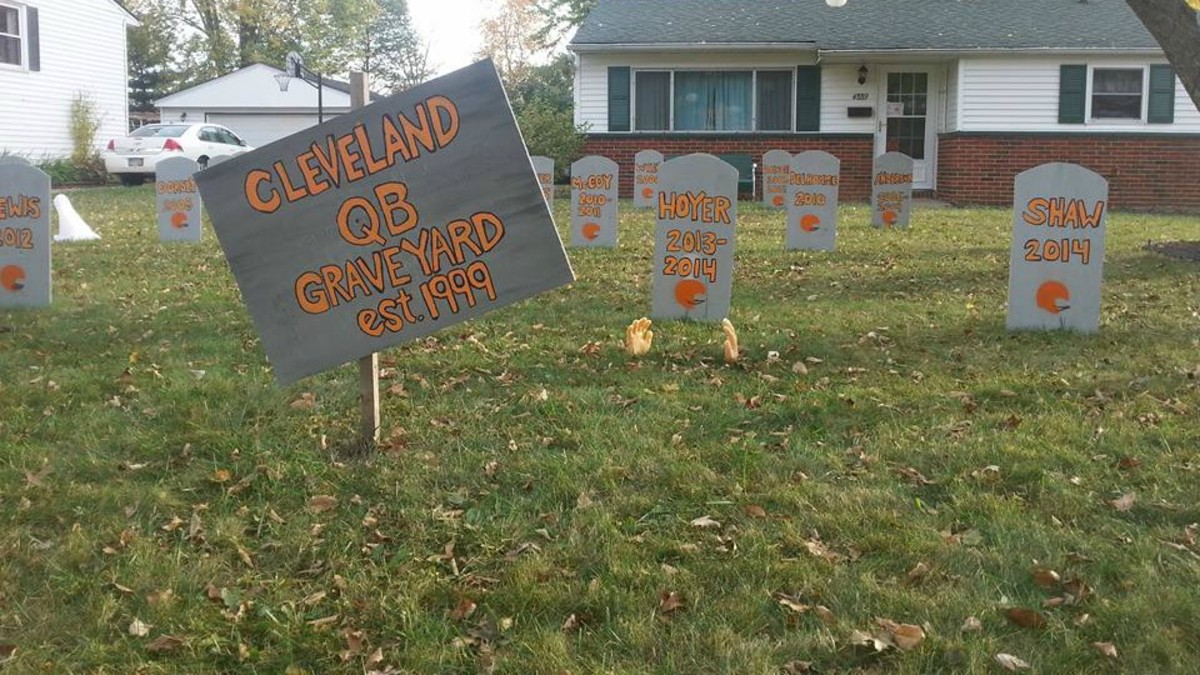 Cleveland Browns fan makes Halloween graveyard for former QBs Sports