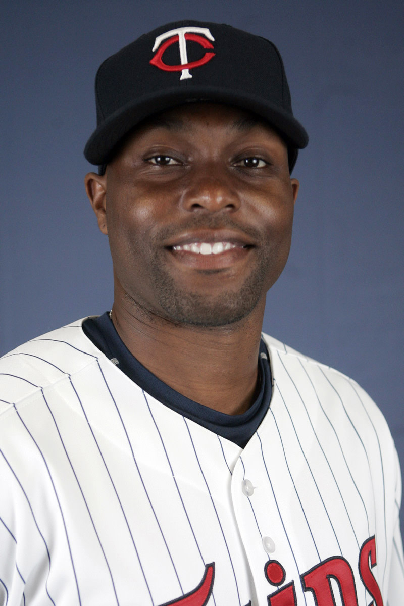 FILE-This is a 2007 file photo of Torii Hunter of the Minnesota Twins baseball team.  Hunter has decided to retire. The Twins confirmed Monday, Oct. 26, 2015, that Hunter will call it a career. He told the Star Tribune he began the year believing this wou