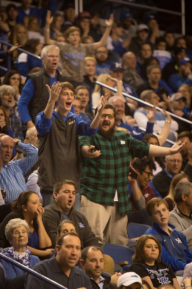 kentucky-fans-DGN15120935Eastern_Kentucky_at_Kentuck.jpg