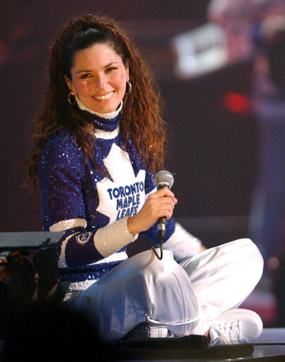 2003-Shania-Twain-Juno-Awards-Toronto-Maple-Leafs.jpg