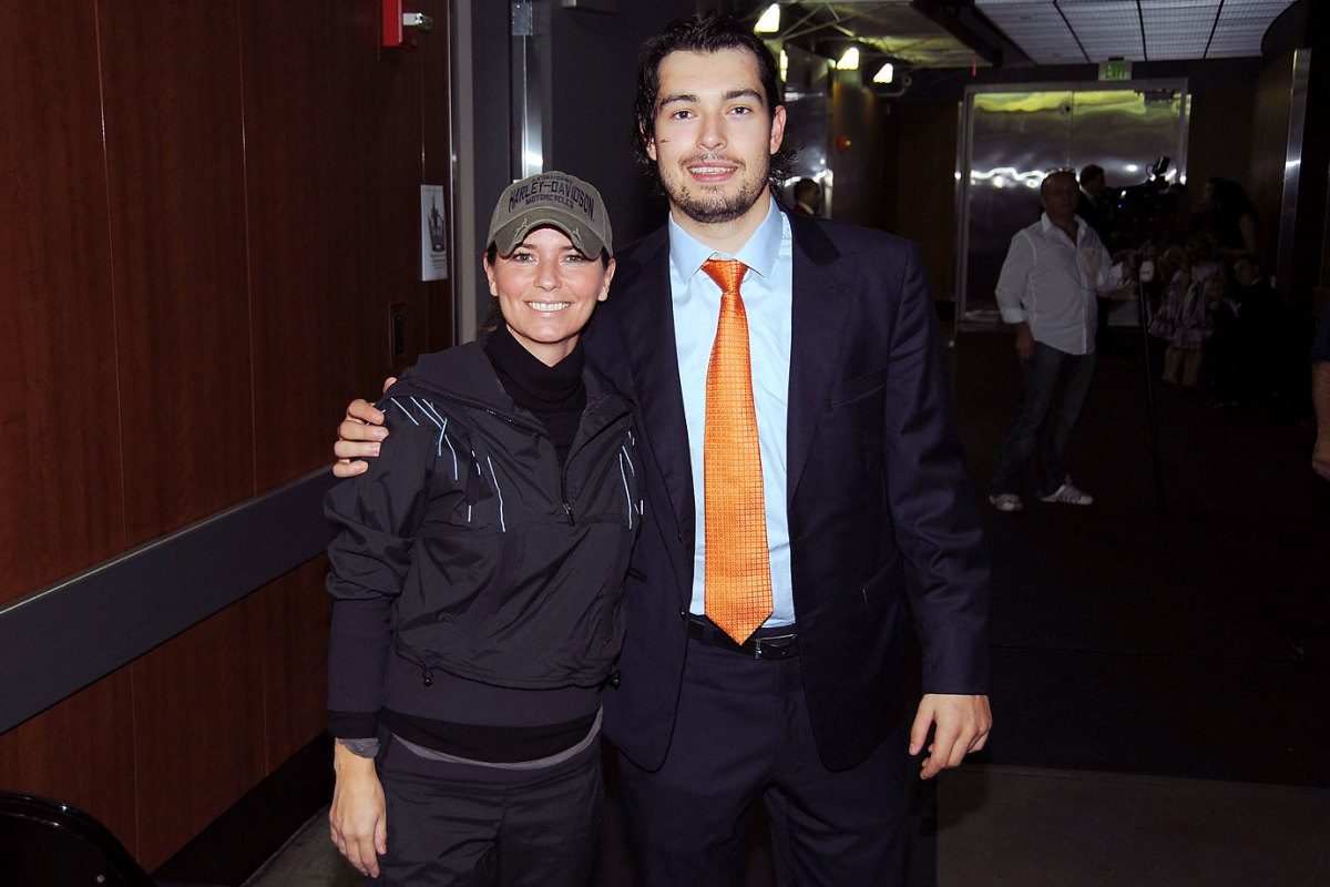 2010-Shania-Twain-Drew-Doughty.jpg