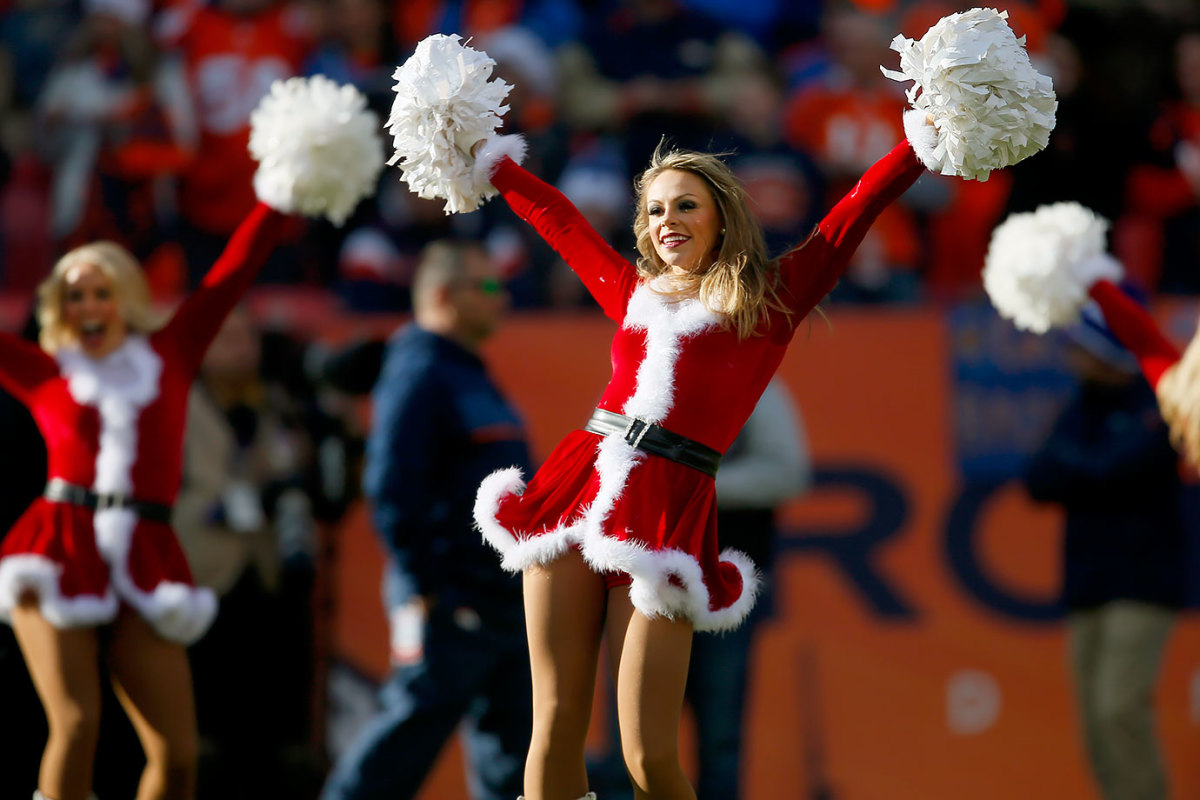 Denver-Broncos-cheerleaders-AP_961972382525.jpg