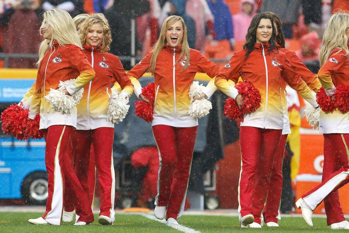 Kansas-City-Chiefs-cheerleaders-CFL15102501_Chiefs_Chargers.jpg
