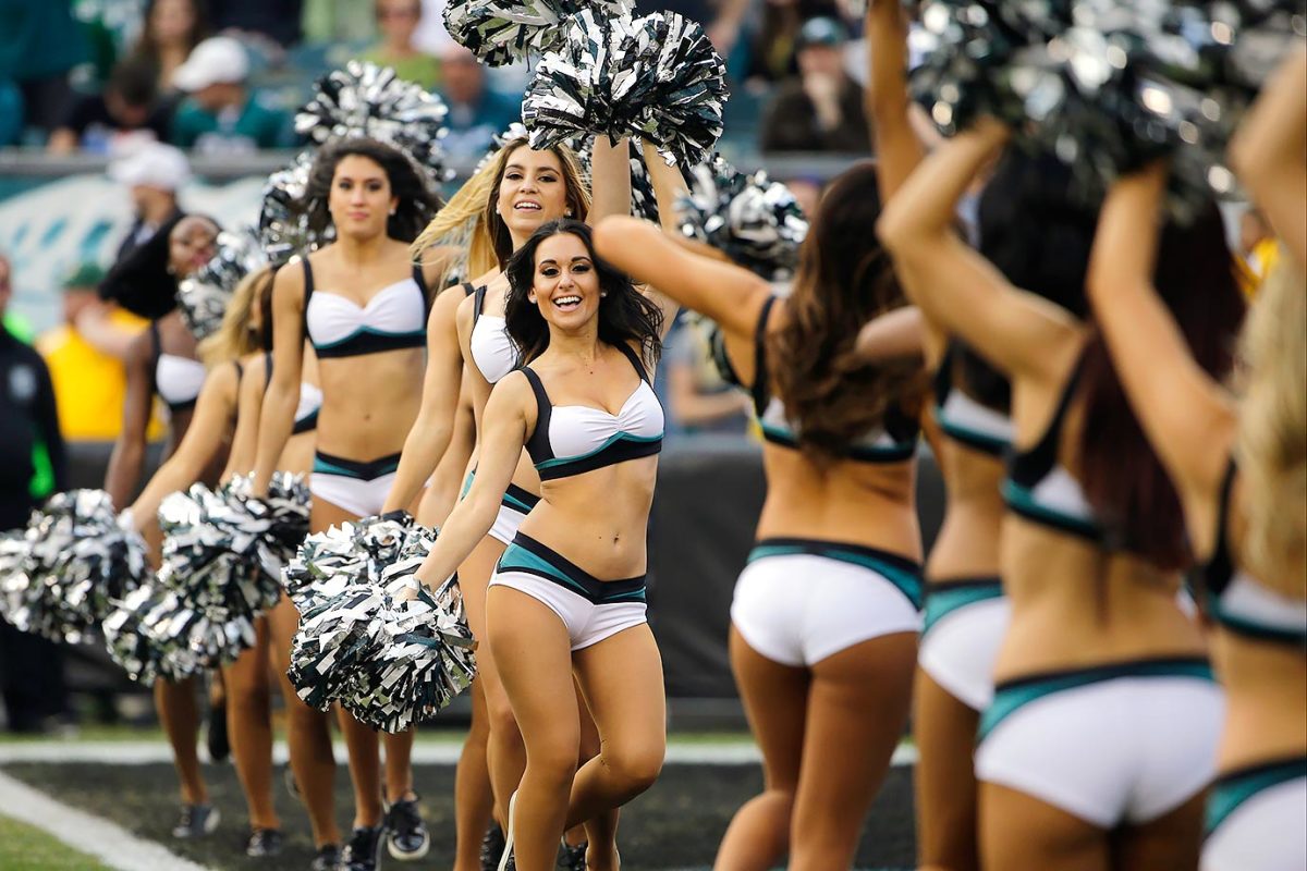 Philadelphia-Eagles-cheerleaders-AP_222373702549.jpg