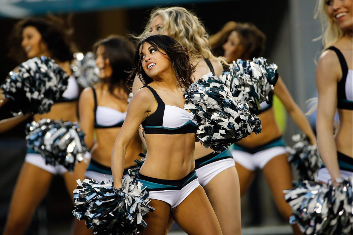 Philadelphia-Eagles-cheerleaders-AP_875392342906.jpg