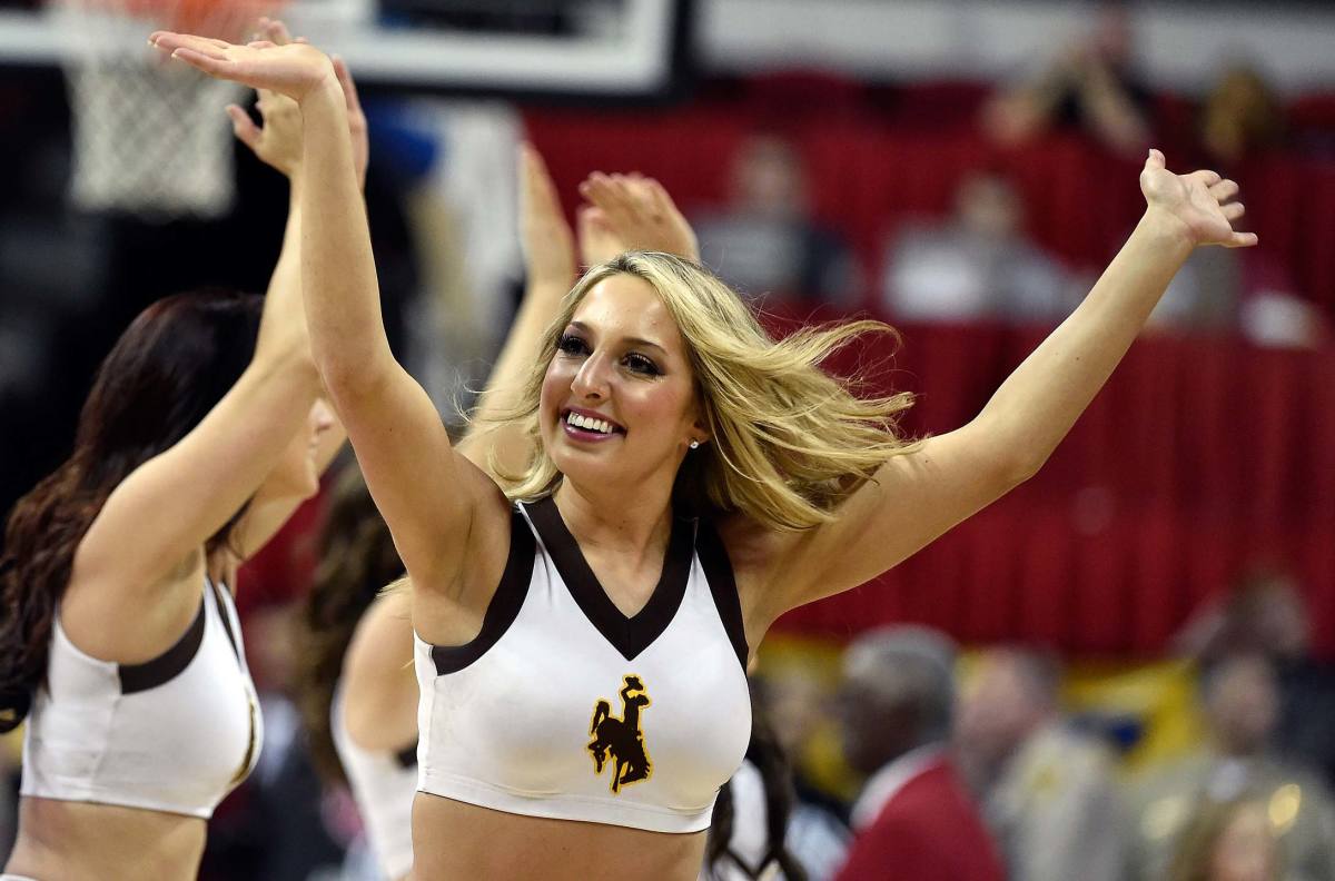 Wyoming-cheerleaders.jpg