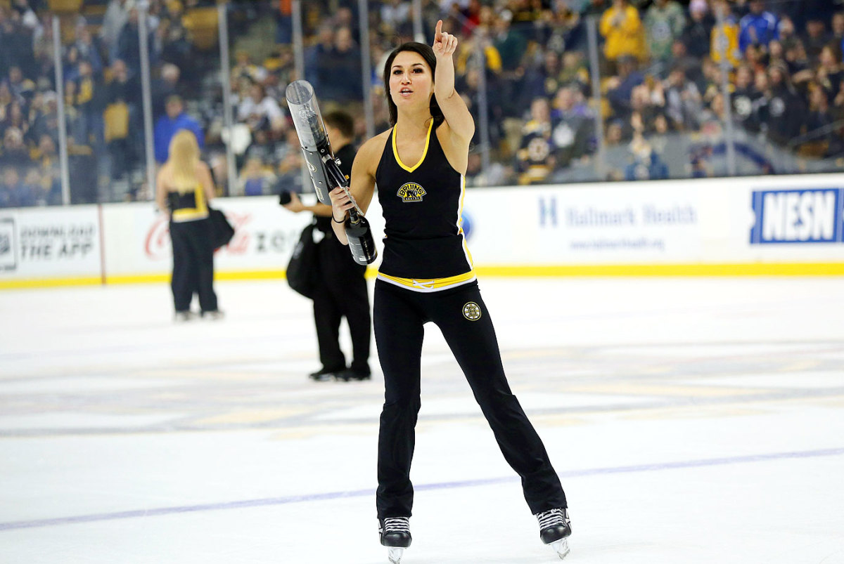 Boston-Bruins-Ice-Girls-482150131013_Kings_at_Bruins.jpg