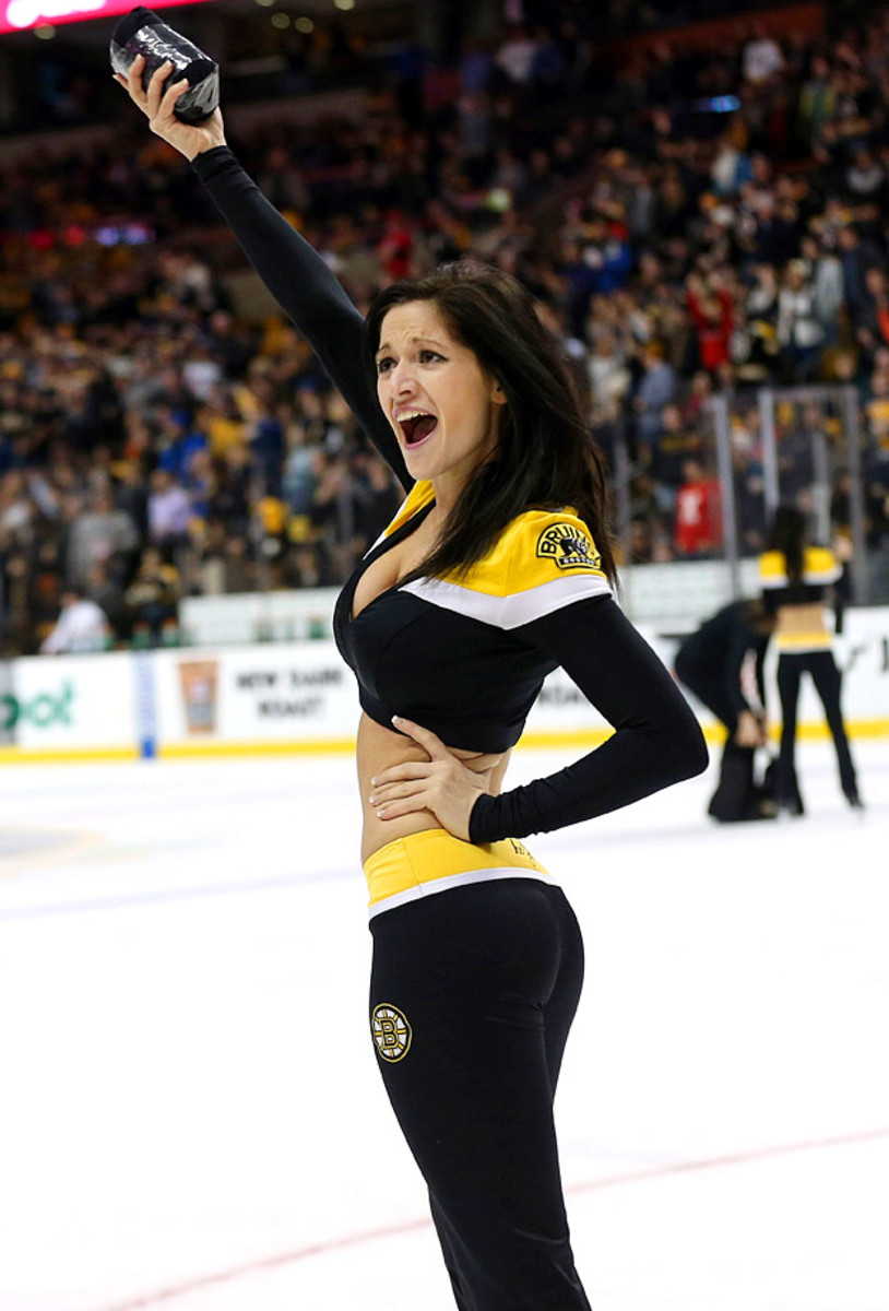 Boston-Bruins-Ice-Girls-482150108123_Devils_at_Bruins.jpg