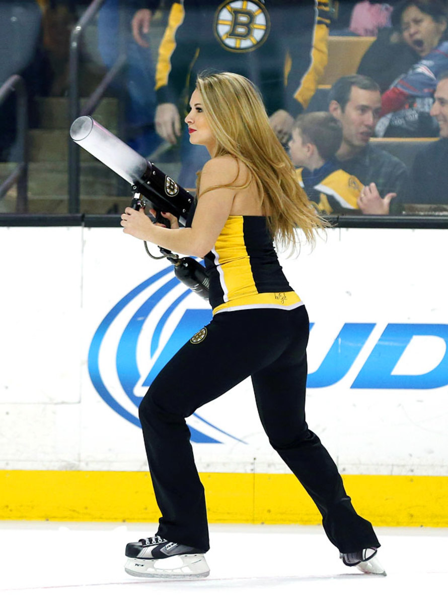 Boston-Bruins-Ice-Girls-482150131123_Kings_at_Bruins.jpg