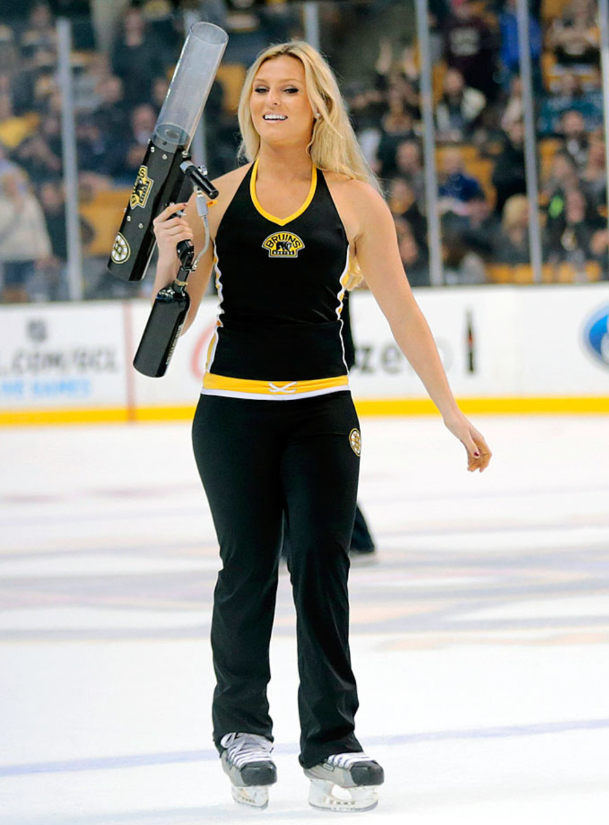 Boston-Bruins-Ice-Girls-482141021112_Sharks_at_Bruins.jpg