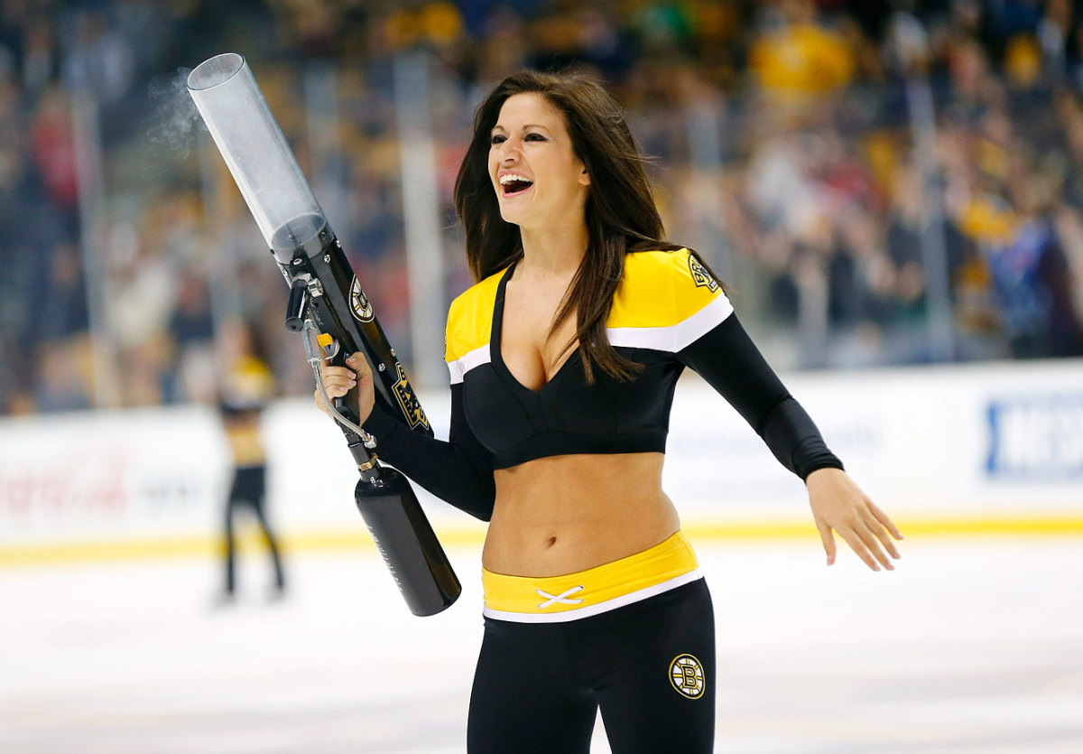 Boston-Bruins-Ice-Girls-482141011120_Capitals_at_Bruins.jpg