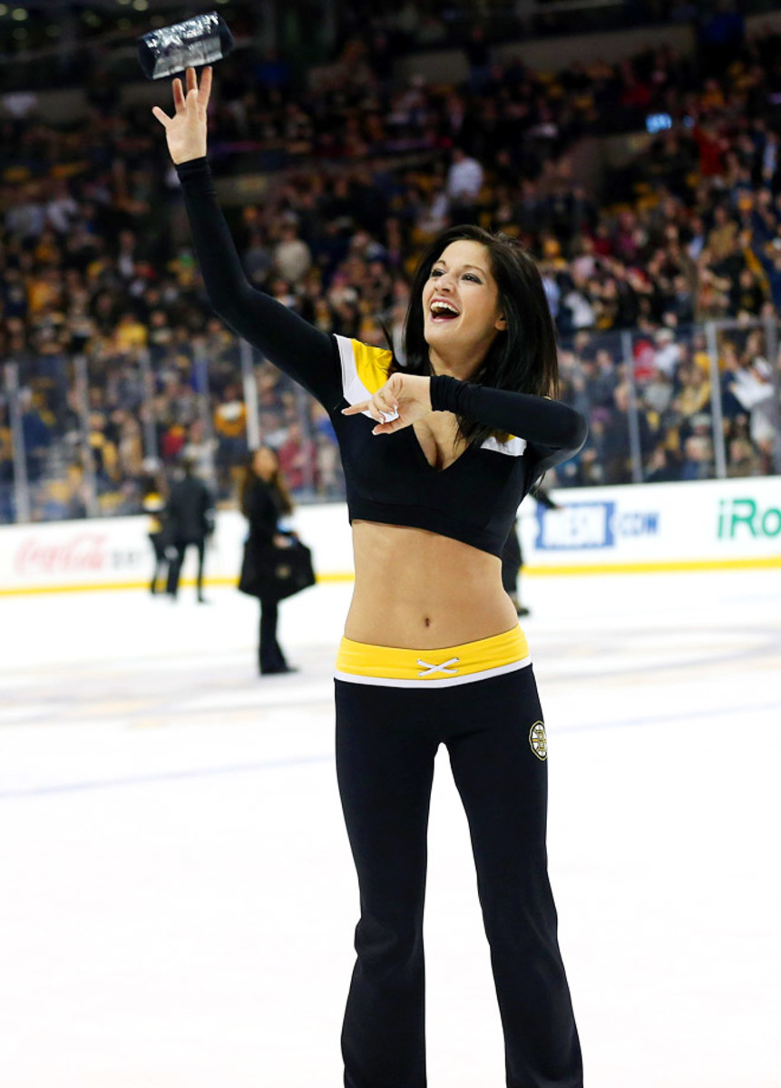 Boston-Bruins-Ice-Girls-482150108127_Devils_at_Bruins.jpg