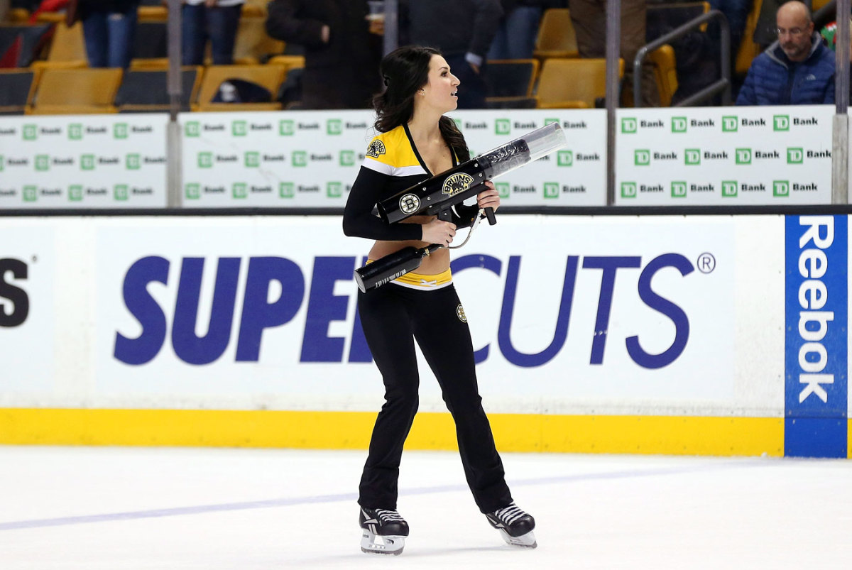Boston-Bruins-Ice-Girls-482150108126_Devils_at_Bruins.jpg