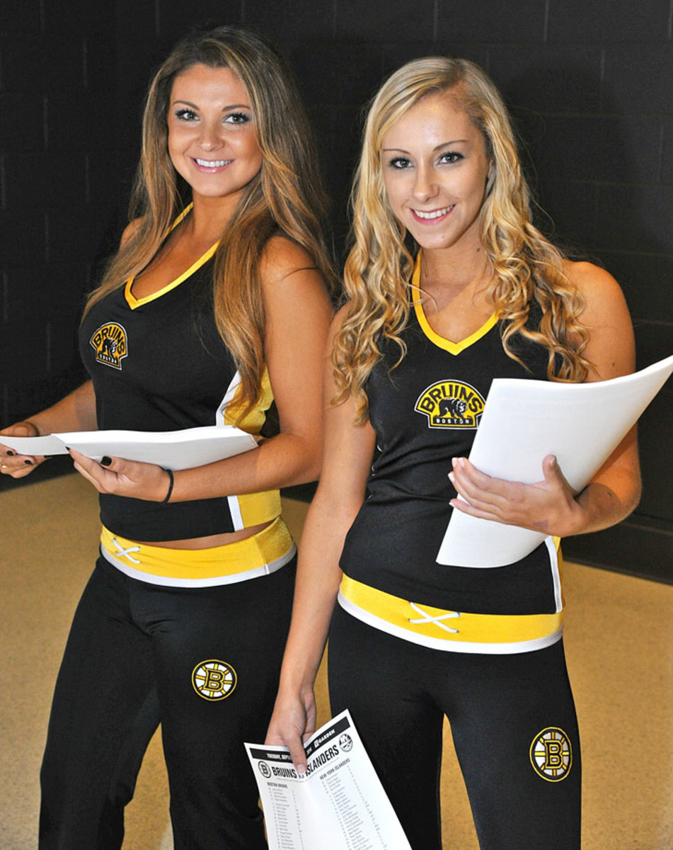 Boston-Bruins-Ice-Girls-147140930029_Islanders_at_Bruins.jpg