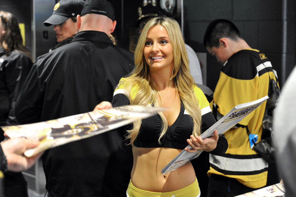 Boston-Bruins-Ice-Girls-147141023036_Islanders_at_Bruins.jpg