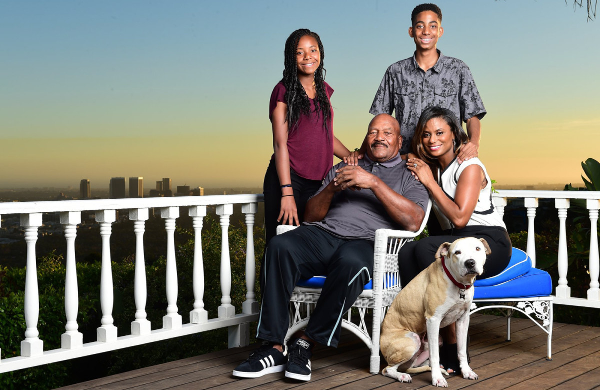 Jim Brown with daughter Morgan, son Aris, wife Monique and their dog, Cooper, photographed in Los Angeles, Sept. 30, 2015. (Robert Beck for Sports Illustrated)