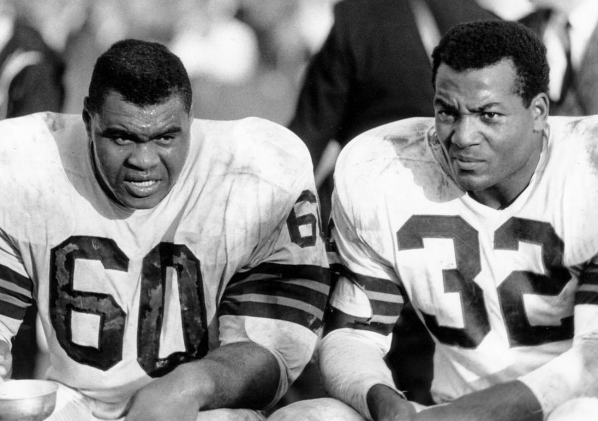 Wooten (60, with Brown) says if Brown hadn’t been taken out early in games in 1963 “he would have rushed for 2,500 yards.” (Photo: Tony Tomsic/Getty Images)