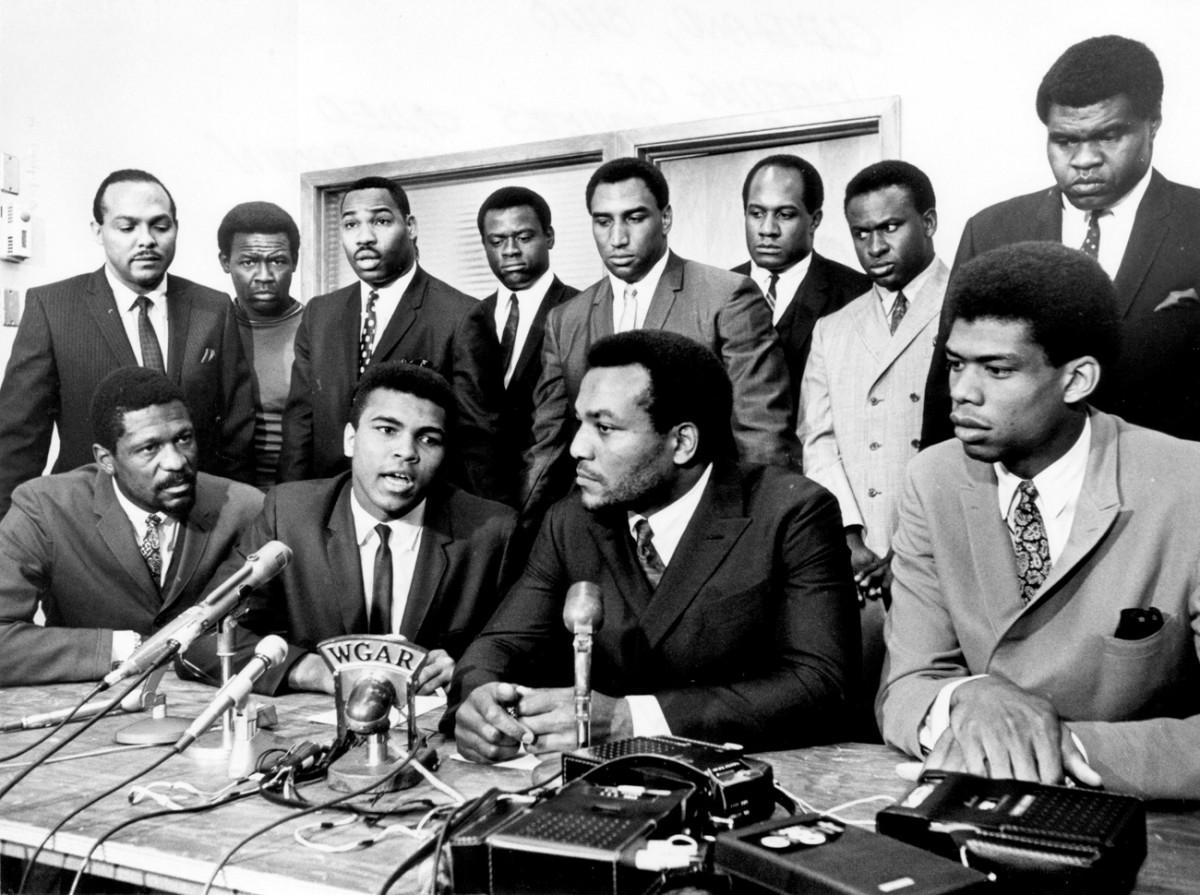 In 1967, Brown, Kareem Abdul-Jabbar, Bill Russell and other black athletes gathered to support Muhammad Ali’s refusal to fight in Vietnam. (Photo: Tony Tomsic/Getty Images)