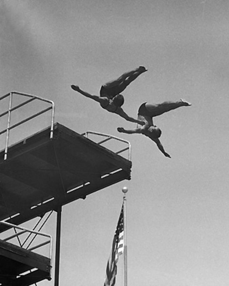 Kurtz dives with Simaika during a 1932 exhibition.