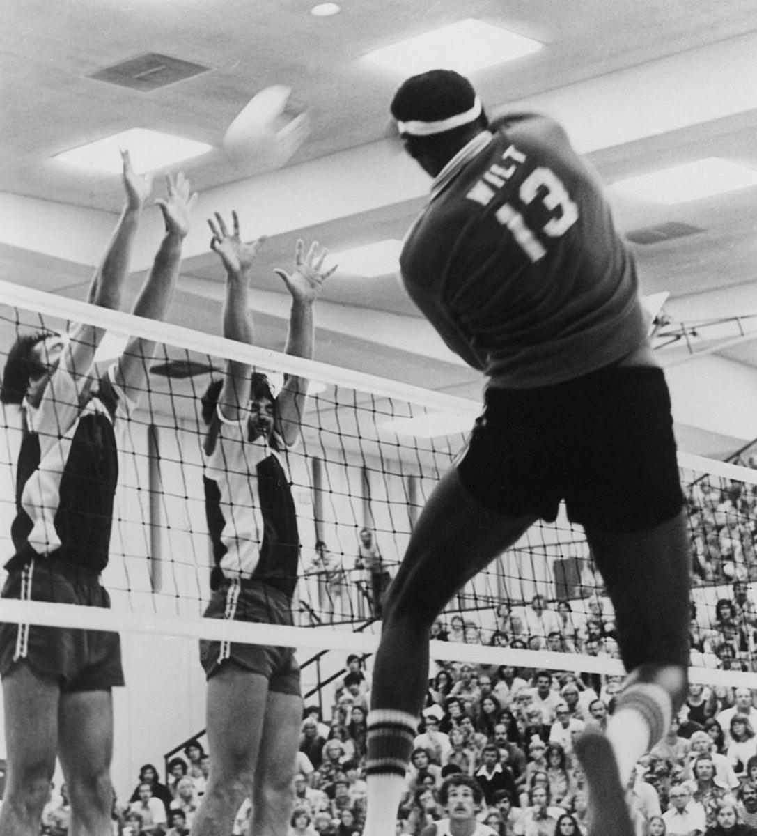 1970s-Wilt-Chamberlain-volleyball-080061154.jpg