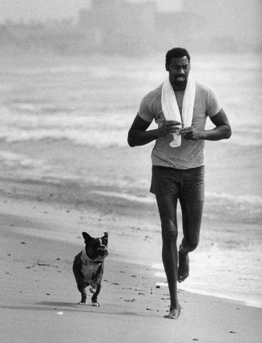 1970s-Wilt-Chamberlain-dog-beach.jpg