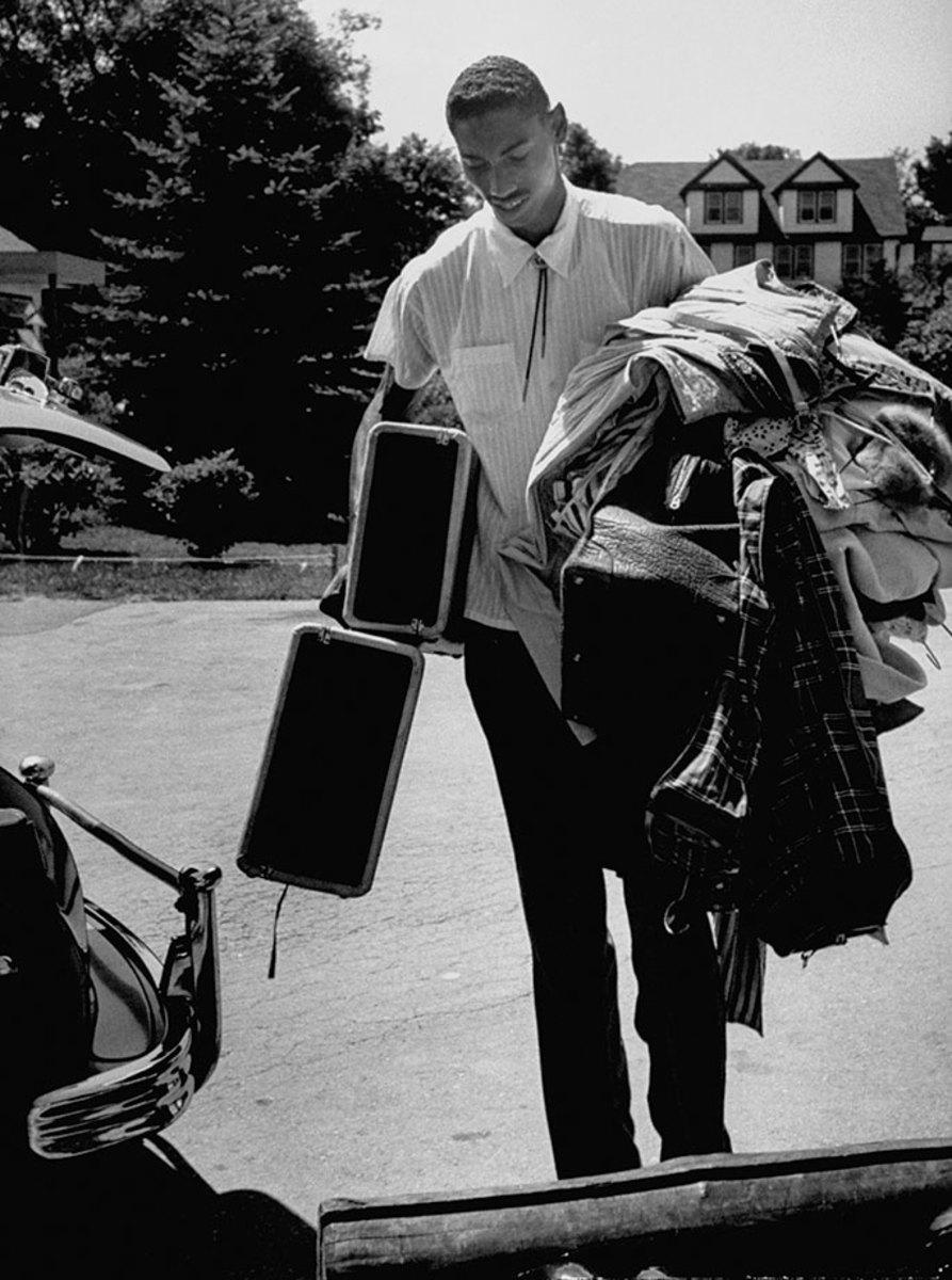 1955-Wilt-Chamberlain-clothes-bags.jpg