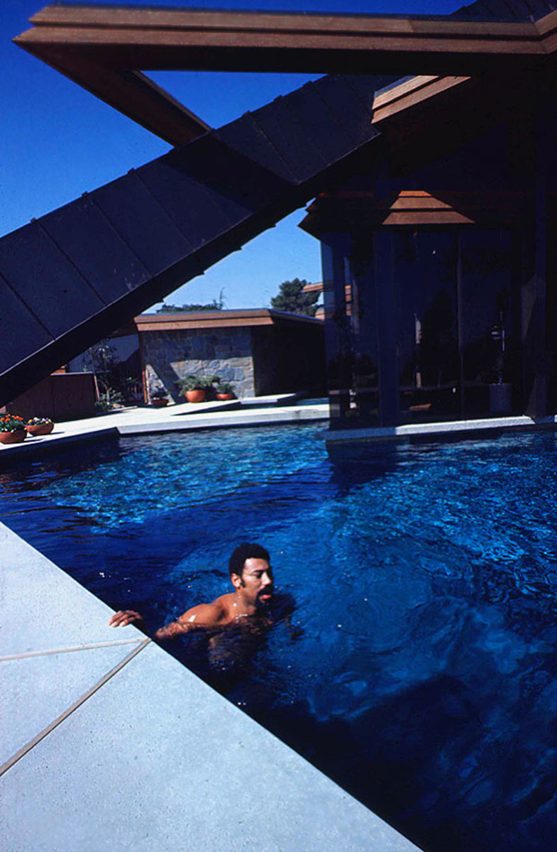 1972-Wilt-Chamberlain-swimming-pool.jpg