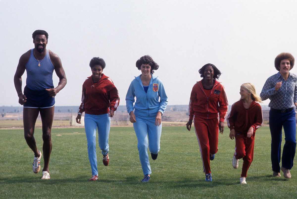1974-Wilt-Chamberlain-Wonder-Women-Track-Club-080098714.jpg