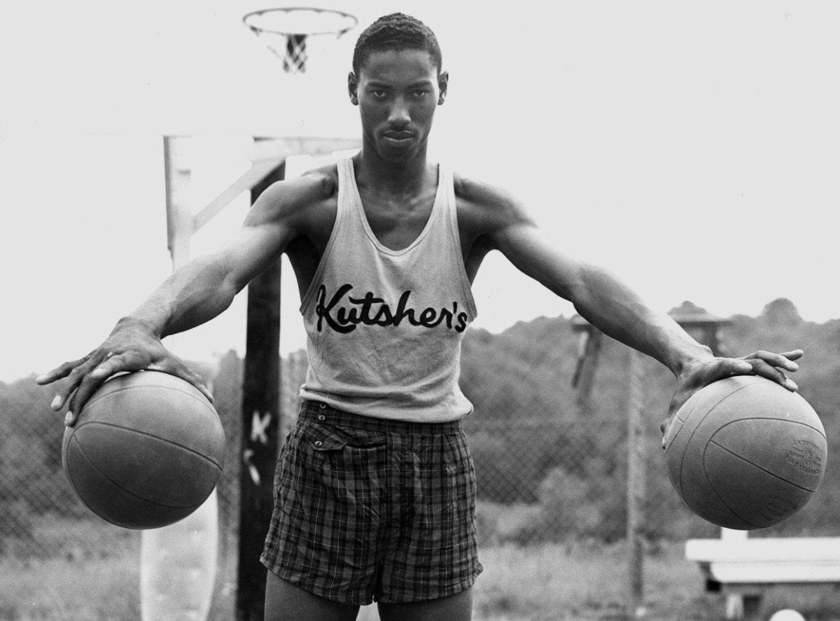 I think this rookie picture illustrates the proportions of Wilt Chamberlain:  : r/nba