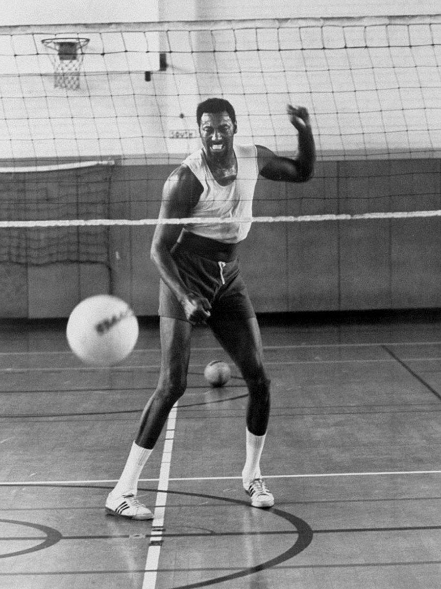 1970s-Wilt-Chamberlain-volleyball.jpg