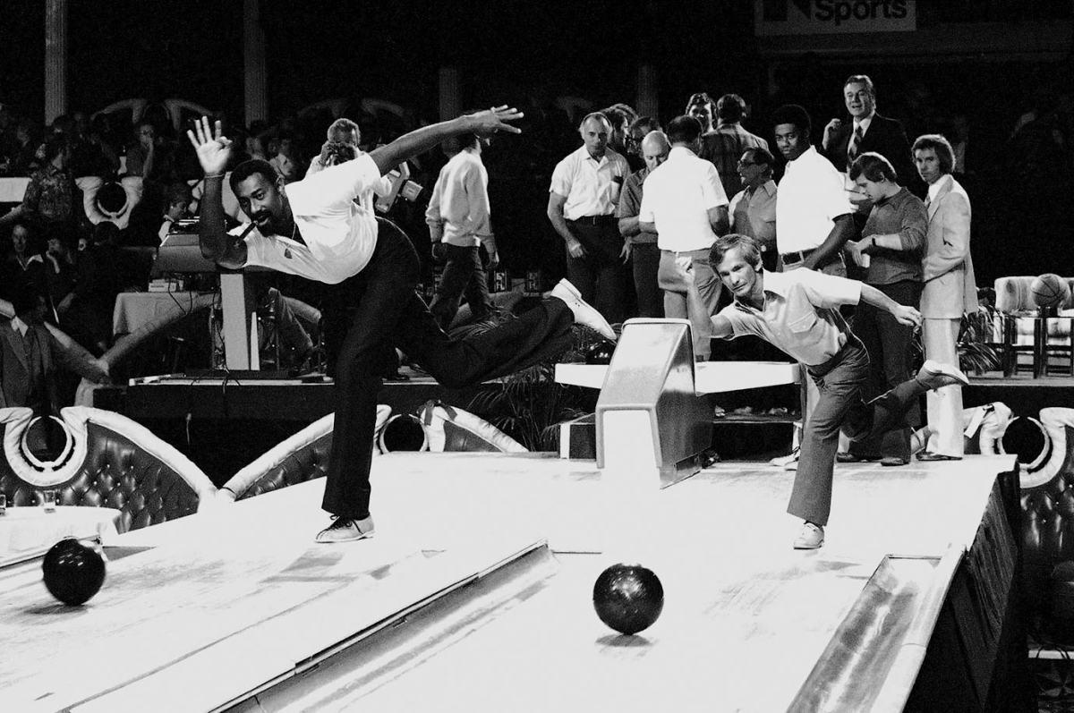 1977-Wilt-Chamberlain-Bill-Shoemaker-bowling.jpg