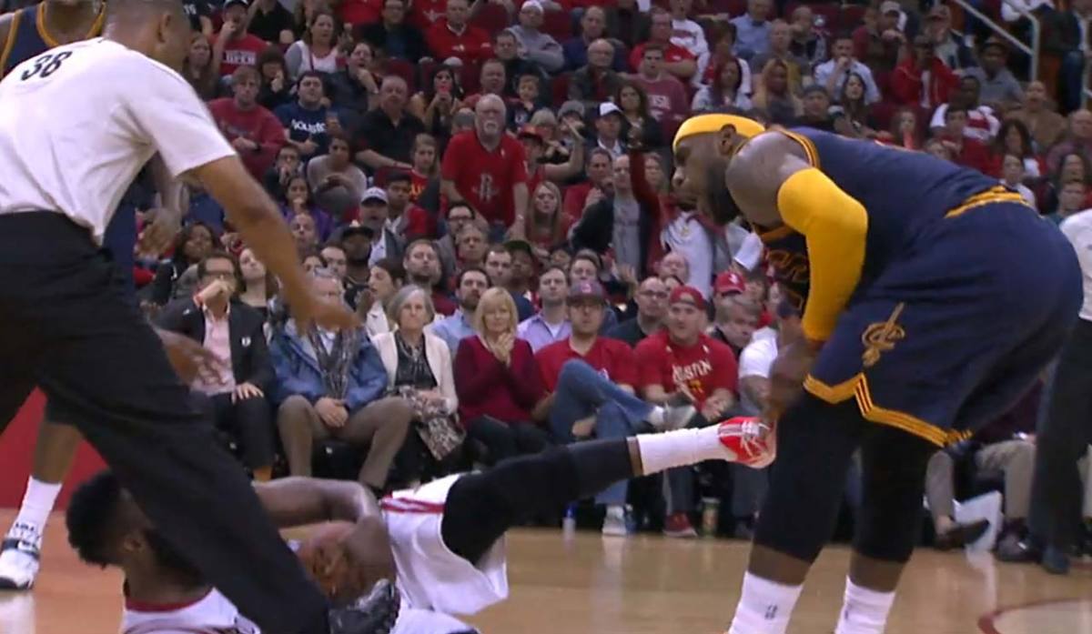 LeBron-James-kicked.jpg