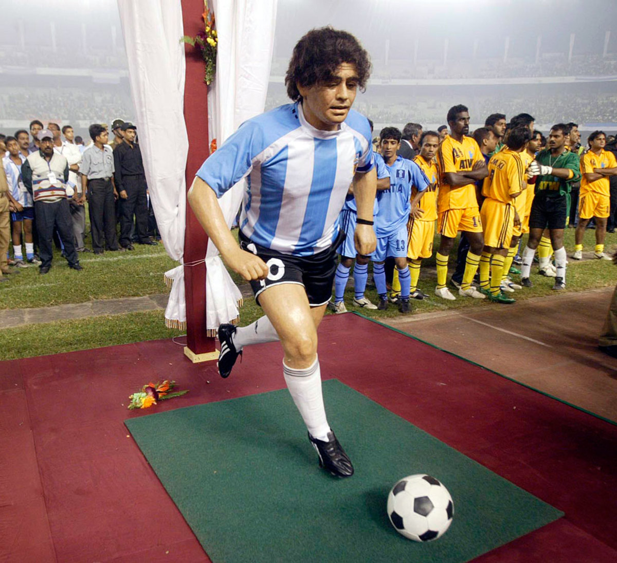 Diego-Maradona-wax-figure.jpg