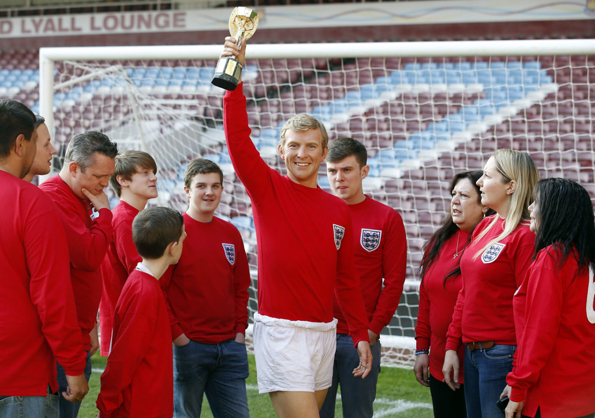 Bobby-Moore-wax-figure.jpg