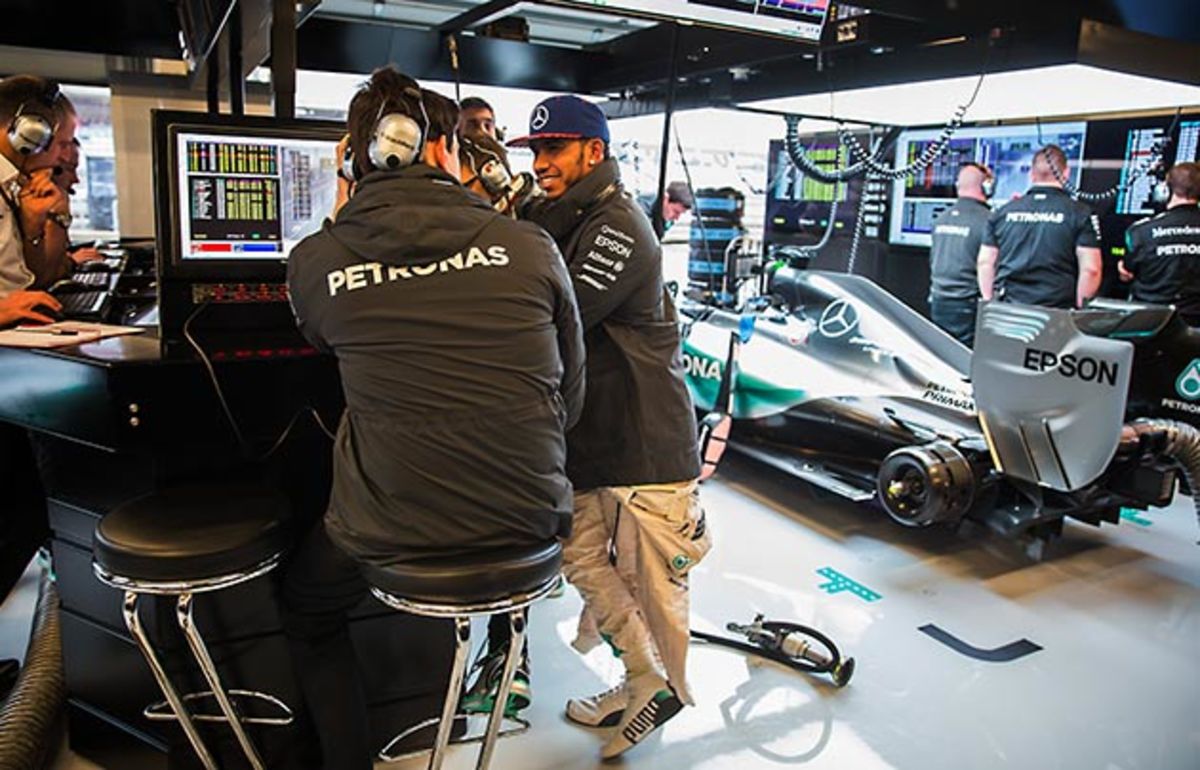 Lewis-Hamilton-garage-Bruty.jpg
