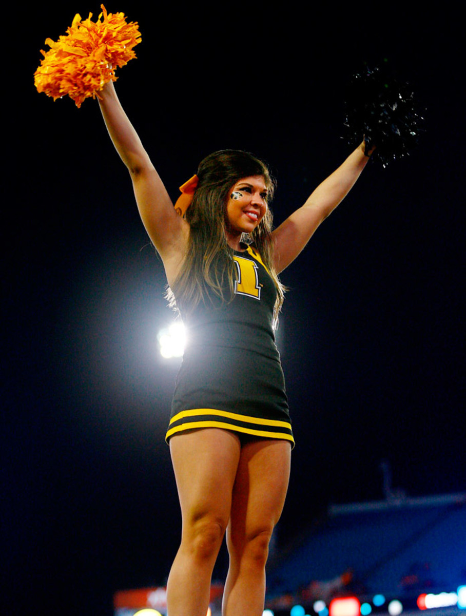 Taxslayer-Bowl-Iowa-cheerleaders-CFX150102252_Tennessee_v_Iowa.jpg