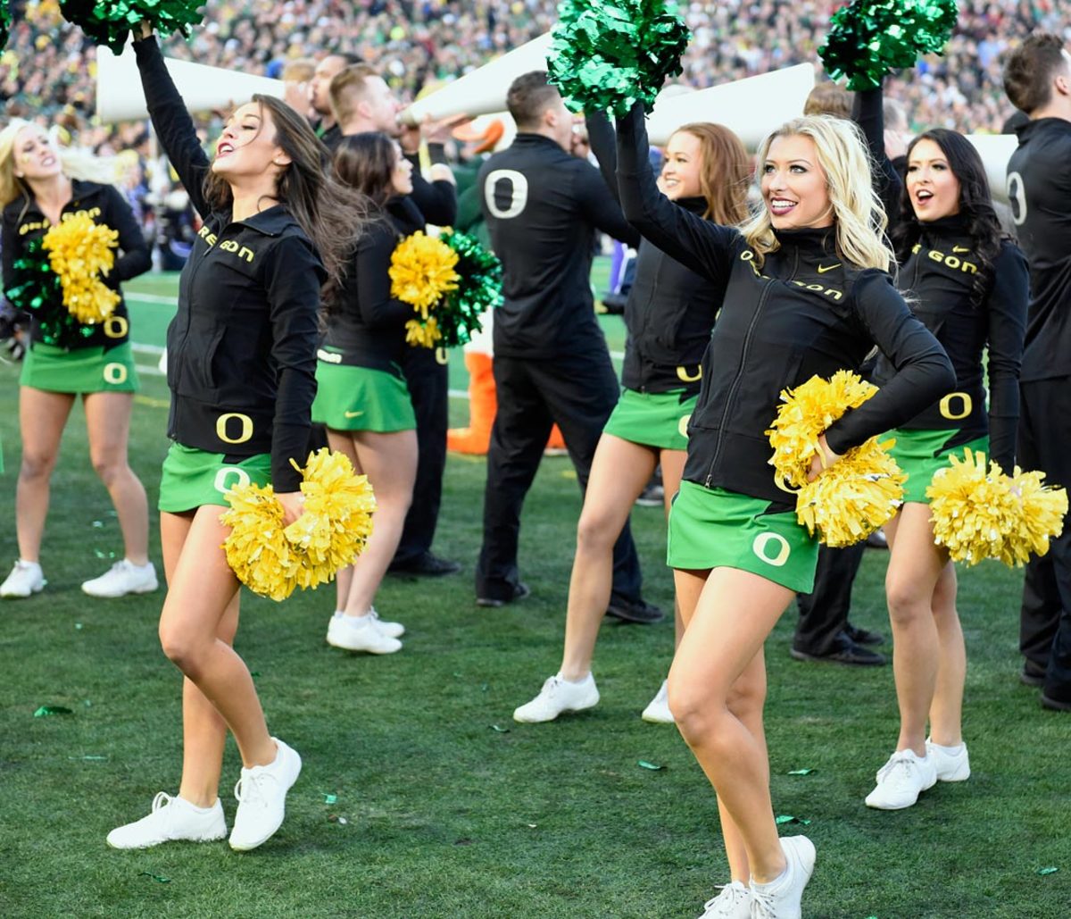 Rose-Bowl-Oregon-cheerleaders-DBP150101126_Rose_Bowl_Game.jpg