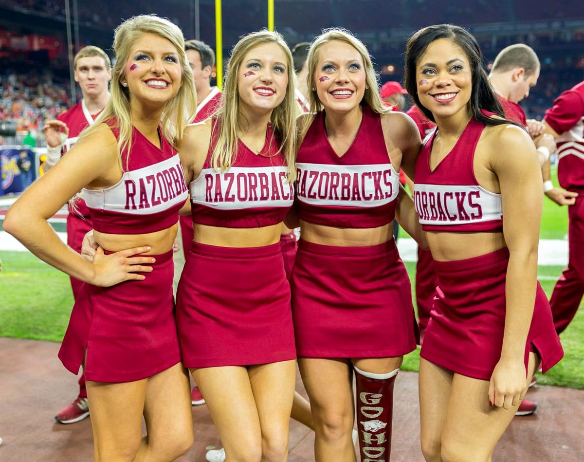 Texas-Bowl-Arkansas-cheerleaders-DBA141229_Arkansas_vs_Texas17.jpg