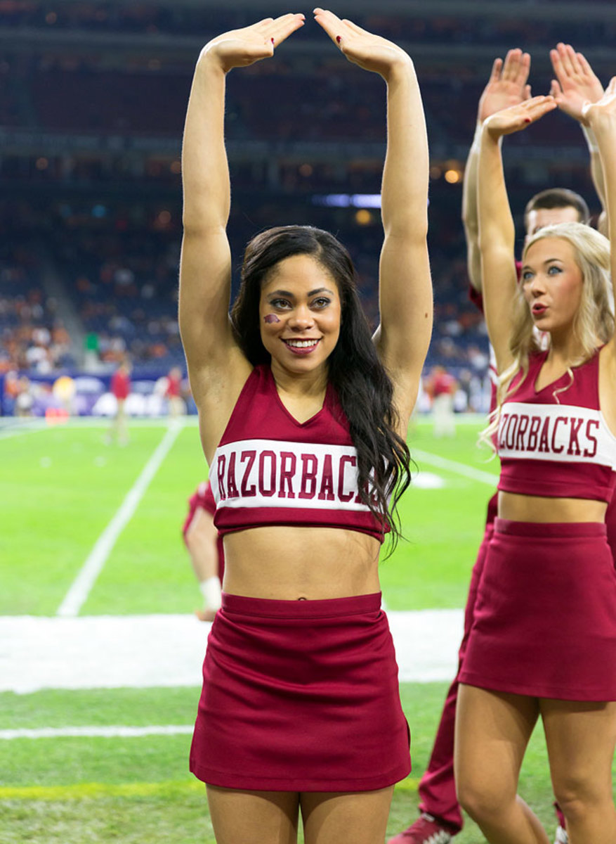 Texas-Bowl-Arkansas-cheerleaders-DBA141229_Arkansas_vs_Texas13.jpg