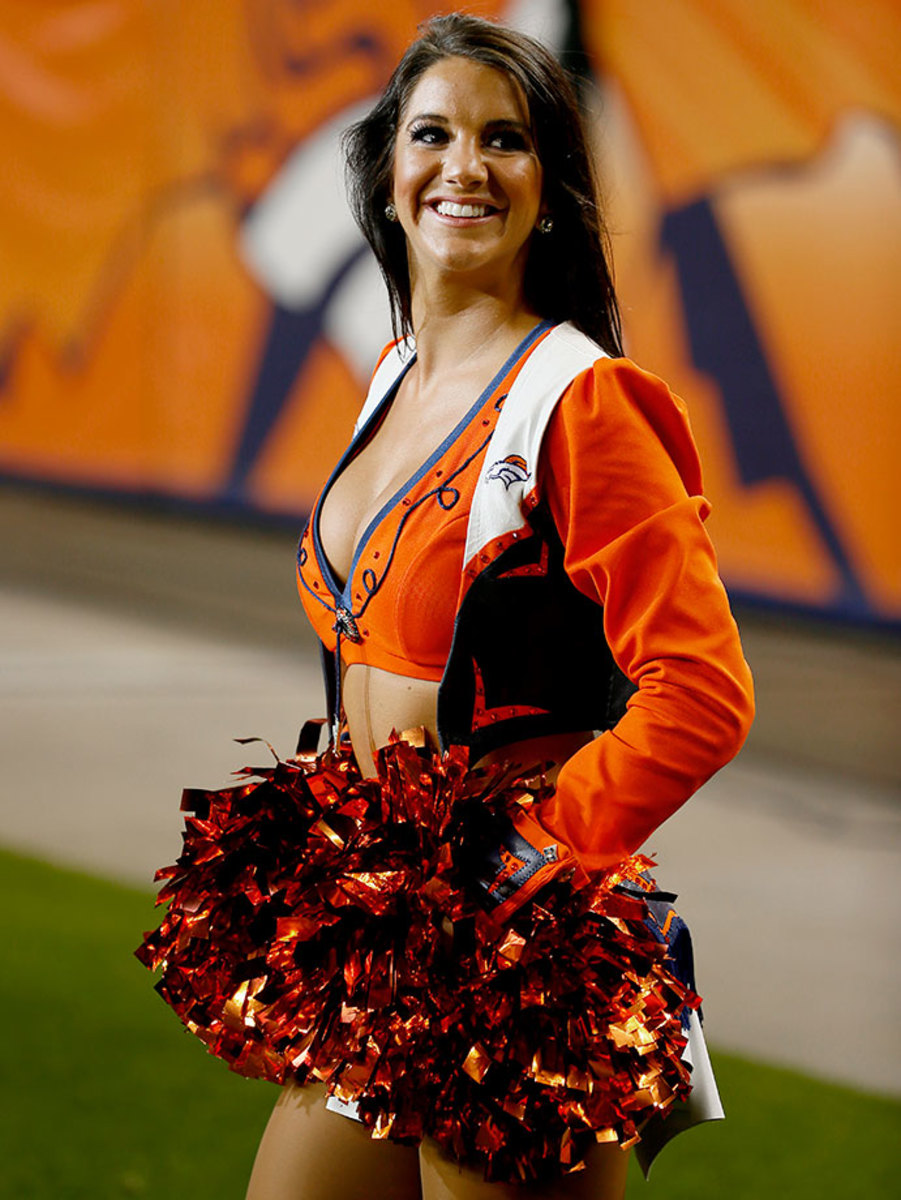 Denver-Broncos-cheerleaders-AP_768661189058.jpg