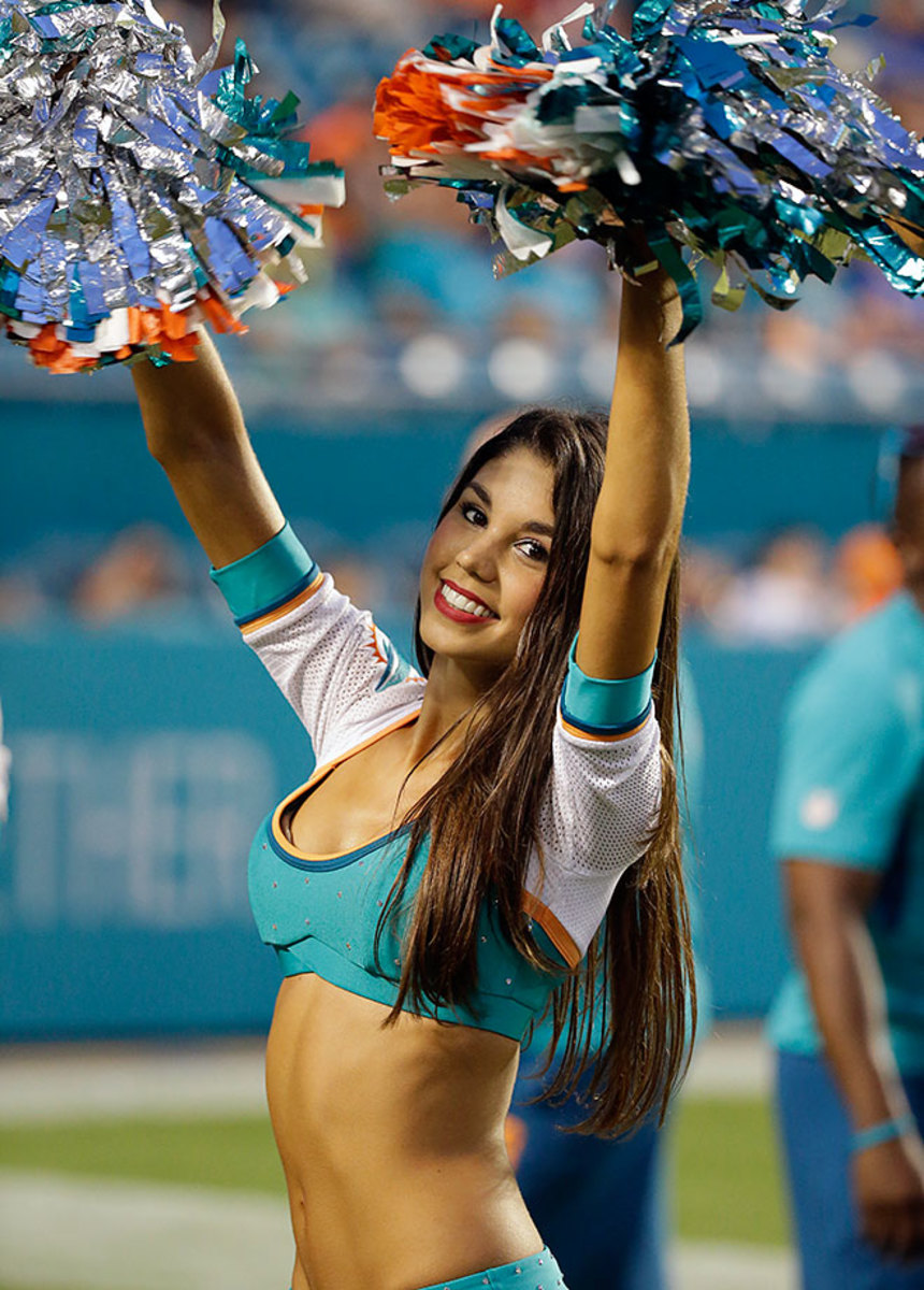 Miami-Dolphins-cheerleaders-AP_492528239551.jpg