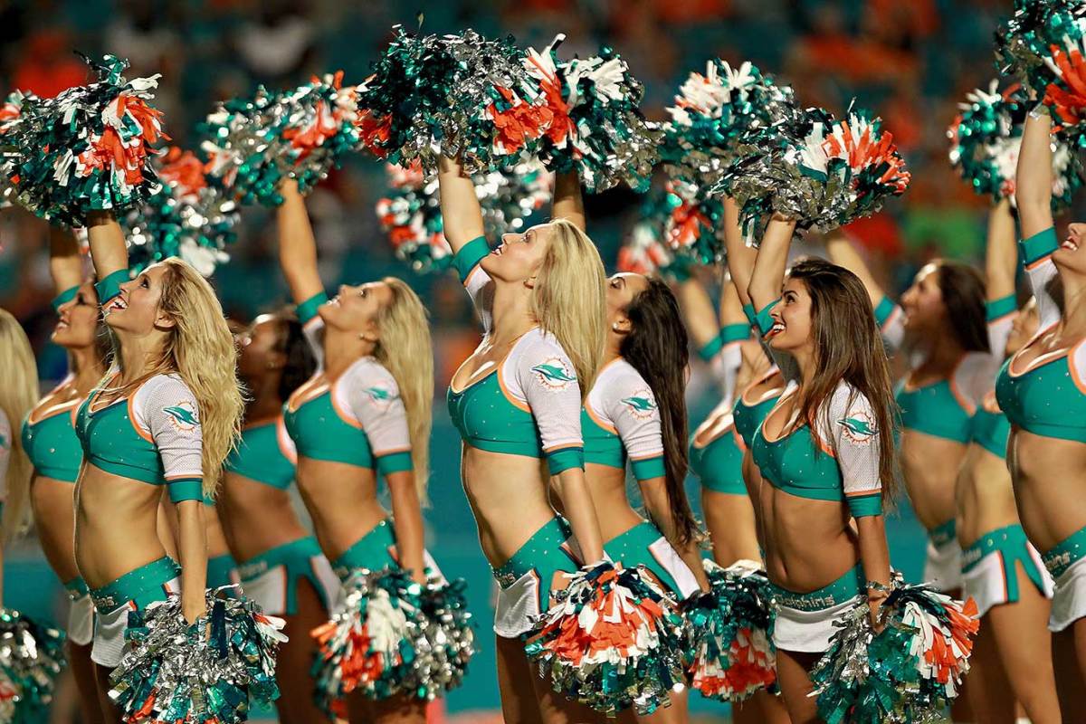 Miami-Dolphins-cheerleaders-450p77150903020_Buccaneers_at_Dolphins.jpg