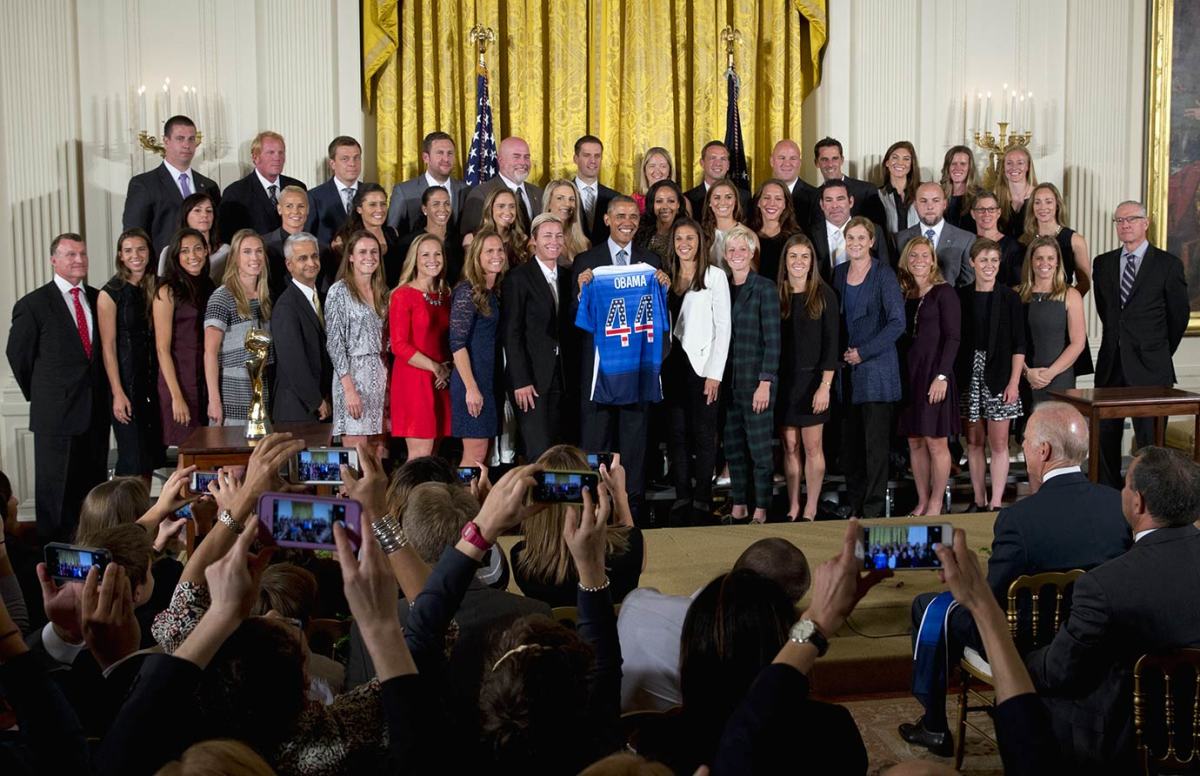 President-Barack-Obama-USWNT-fa8f018e854641bcb9690f5fa559cca4-0.jpg