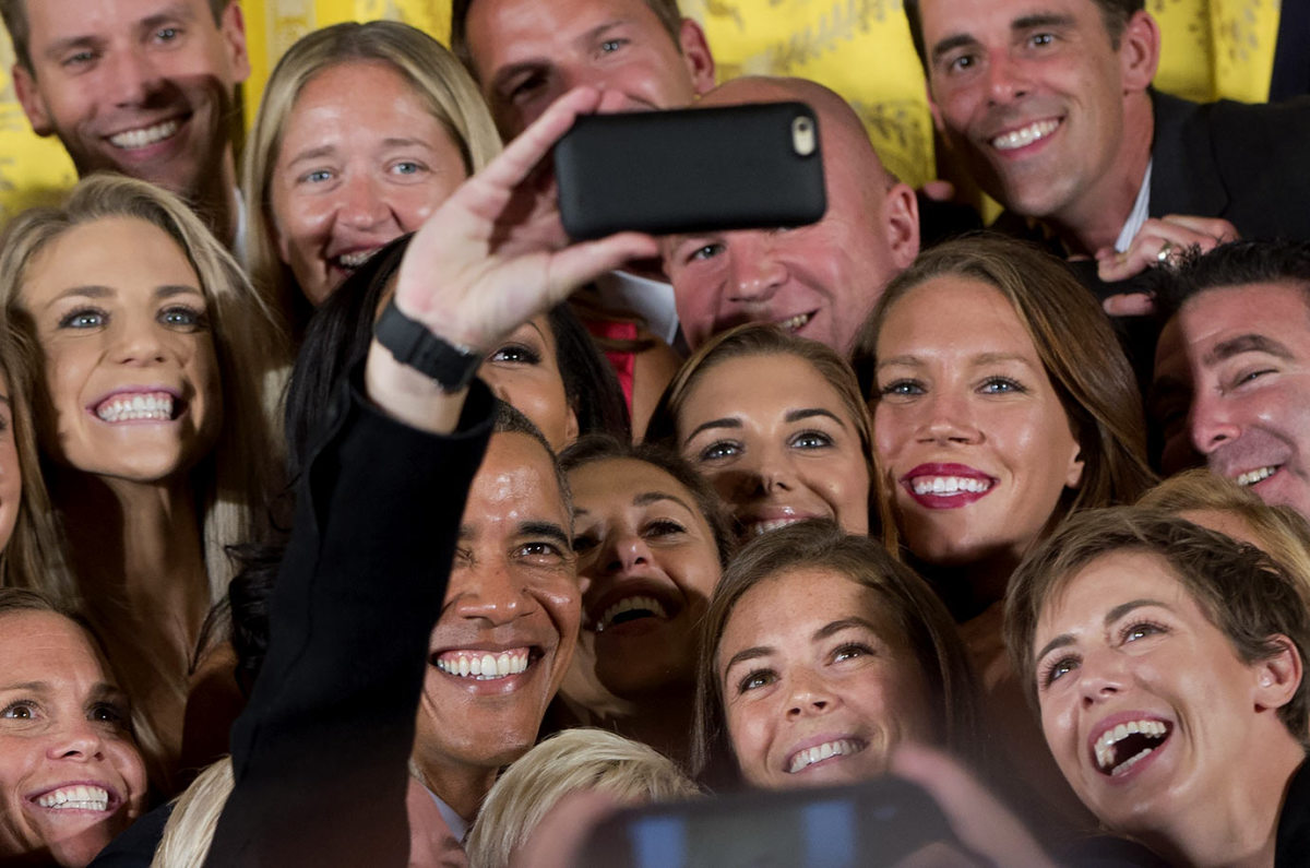 President-Barack-Obama-USWNT-selfie.jpg