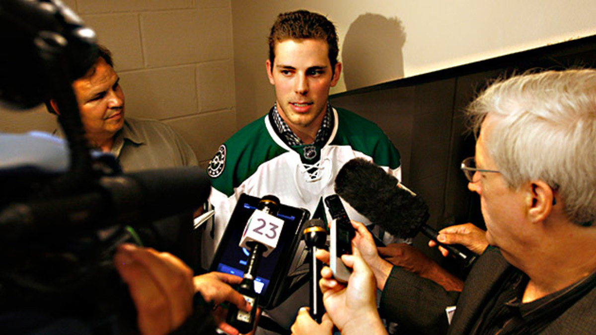 Tyler-Seguin-presser-Mike-Fuentes-AP.jpg