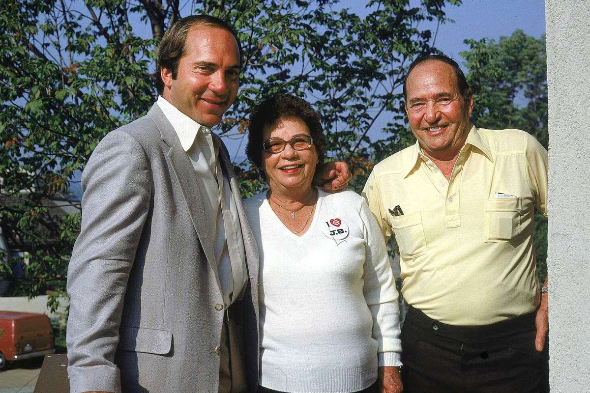 1983-0916-Johnny-Bench--mother-Katy-father-Ted-001305074.jpg