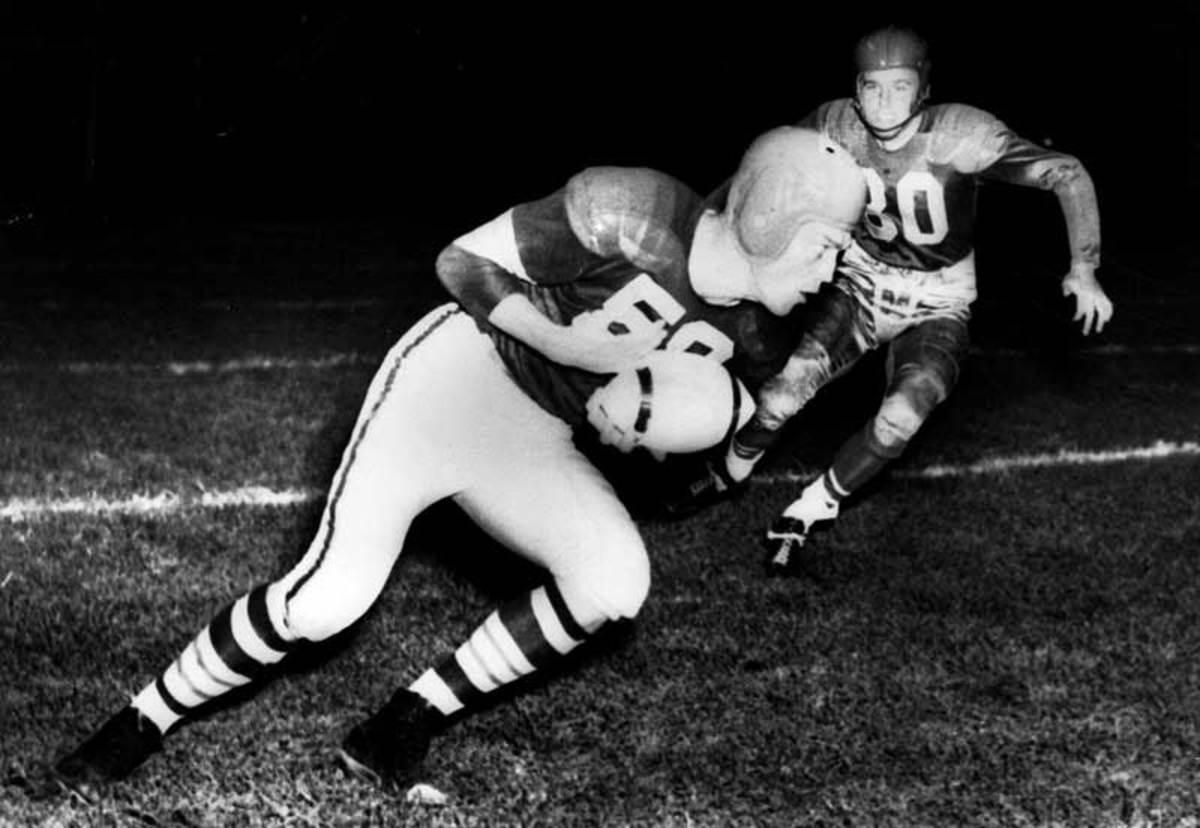 The Browns’ Mac Speedie carries the white ball in Cleveland’s Sept. 1950 night-game victory over the Eagles. (AP)